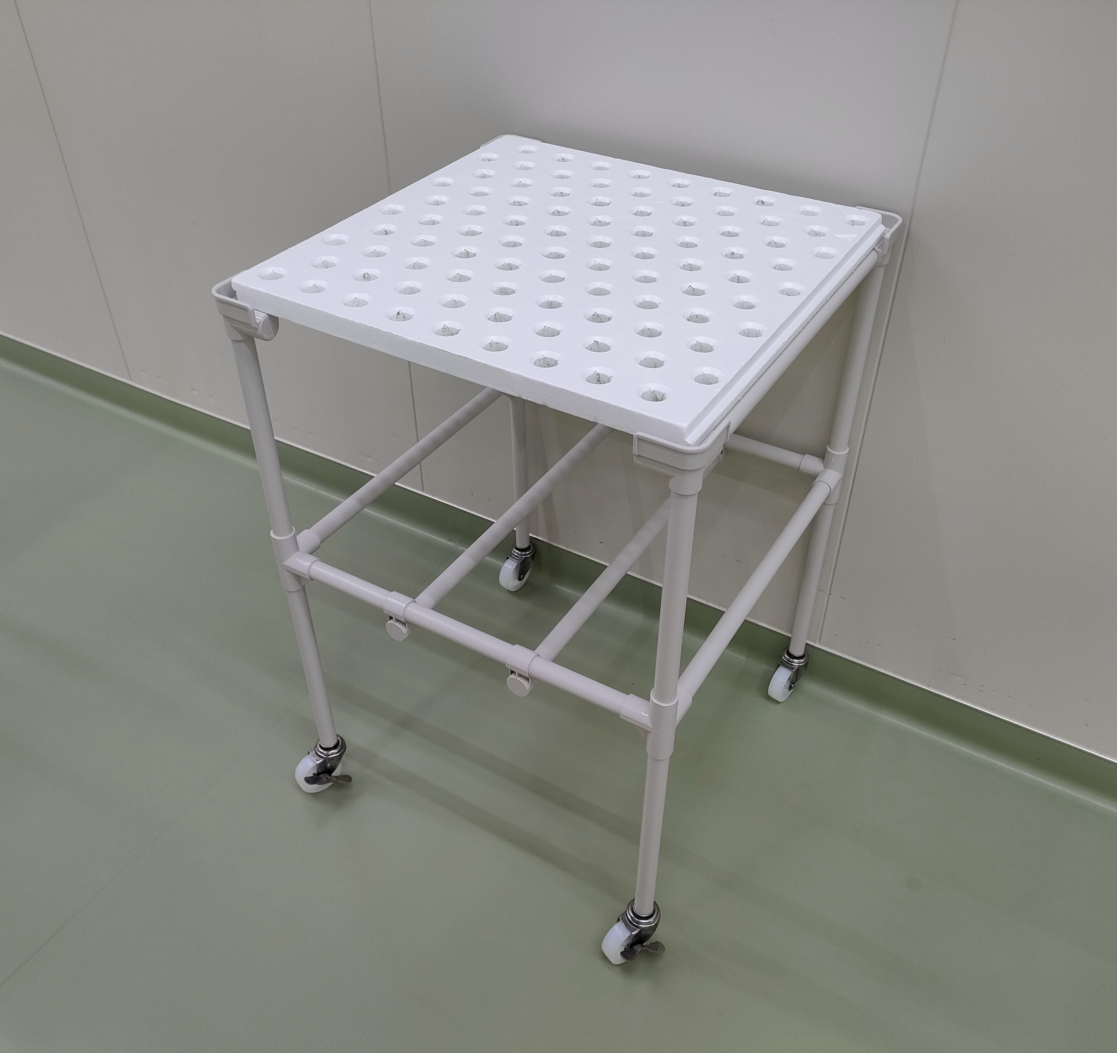 水耕栽培用のパネル作業台車