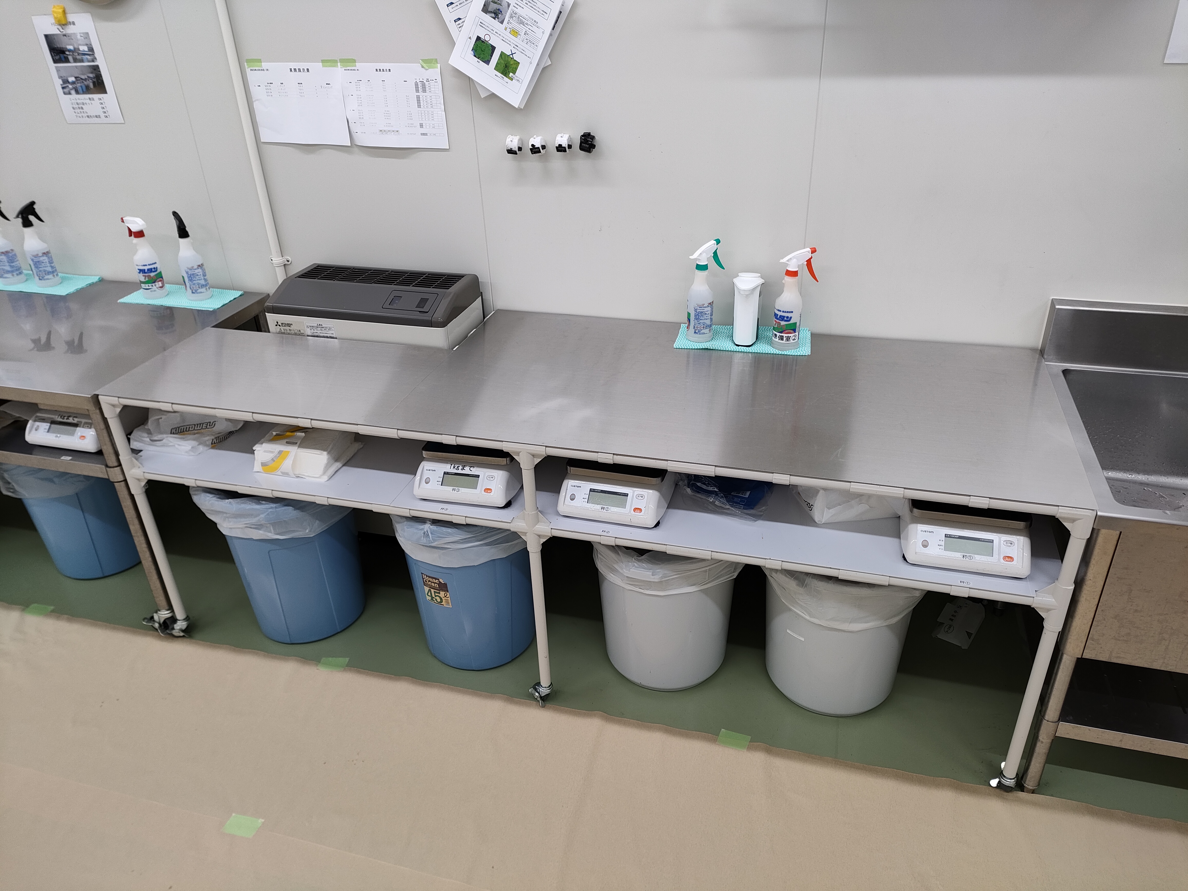 施設の形状に合わせて製作した作業テーブル